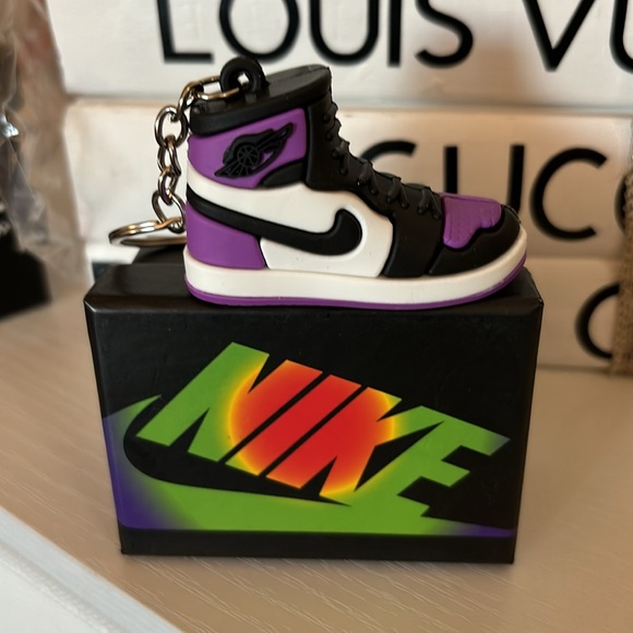 RUBBER KEYCHAIN, COMES WITH BOX - Picture 3 of 4